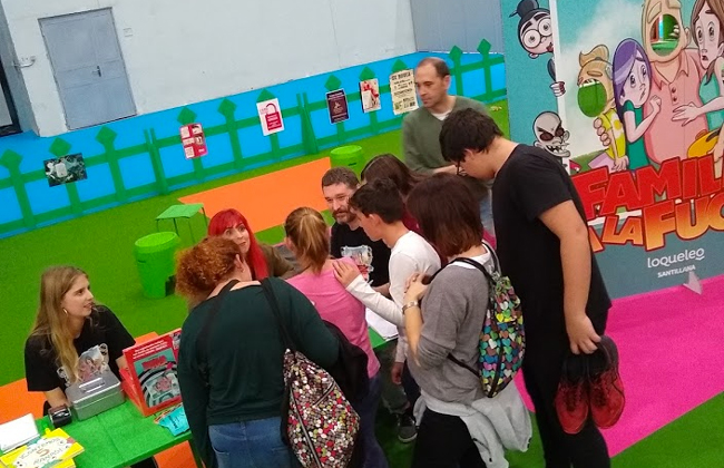 Ana Campoy y Álex Alonso firmando en Juvenalia