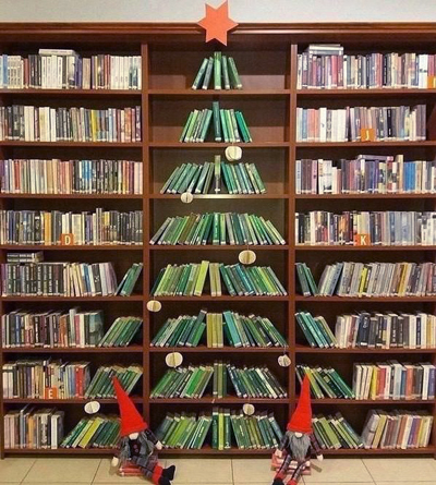 Árbol de navidad con libros en estantería