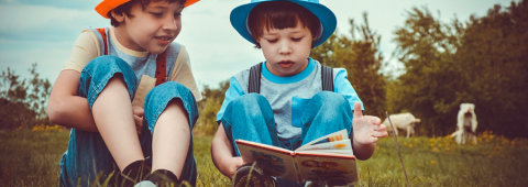 Niños leyendo